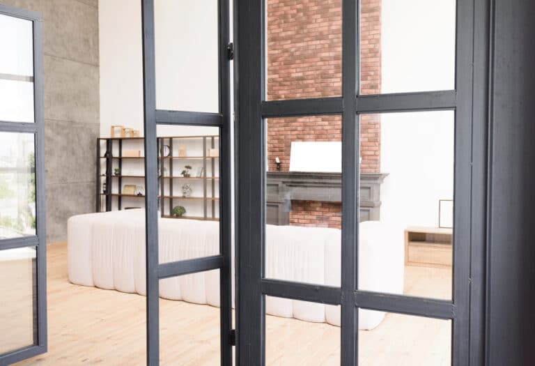 Puertas de cristal con perfilería negra