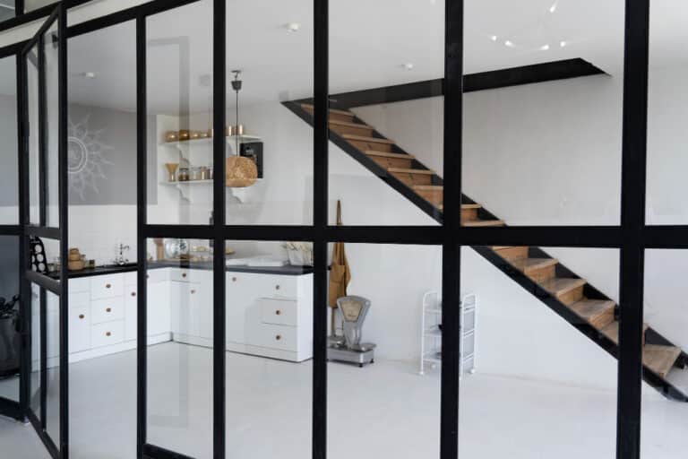 Interior reformado con separación de cristal