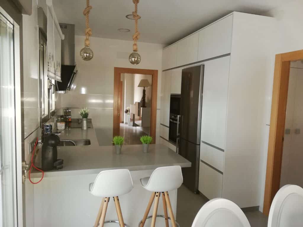 Cocina blanca con península — foto 2 — Ébano Galería