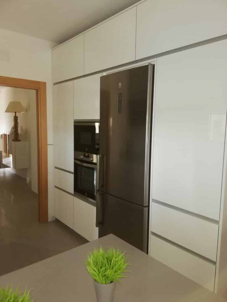 Cocina blanca con península — foto 3 — Ébano Galería