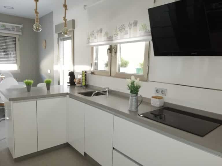 Cocina blanca a medida con encimera gris