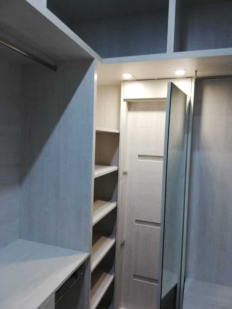 Vestidor a medida con puerta corredera de espejo — foto 3 — Ébano Galería