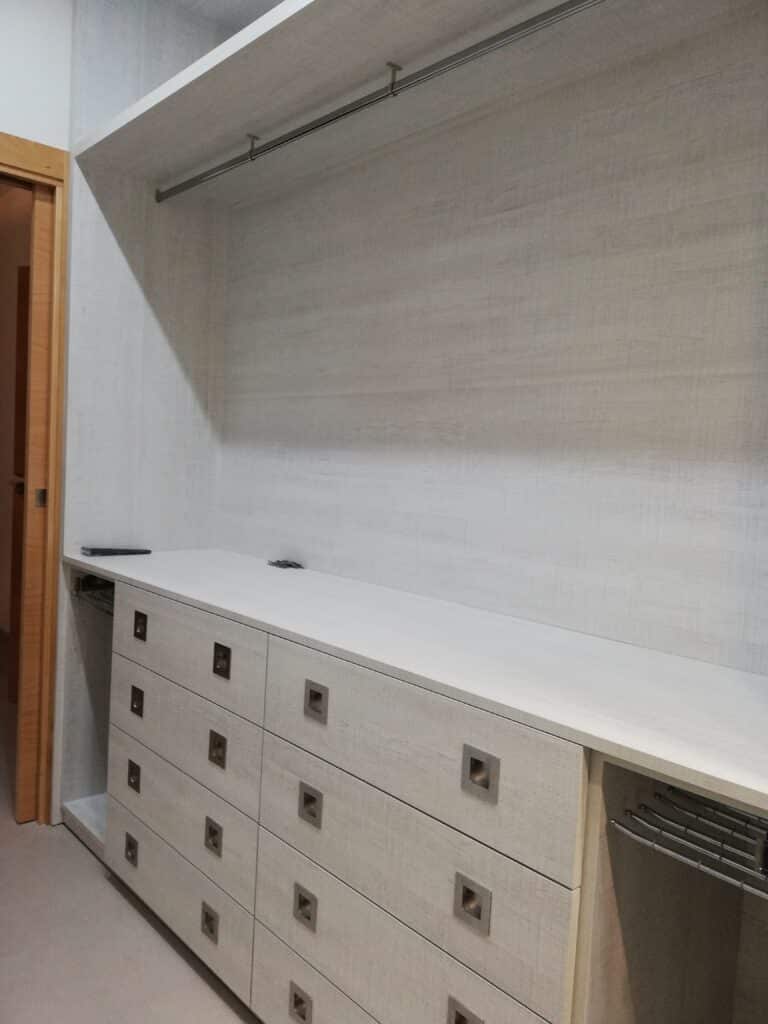 Vestidor a medida con puerta corredera de espejo — foto 4 — Ébano Galería