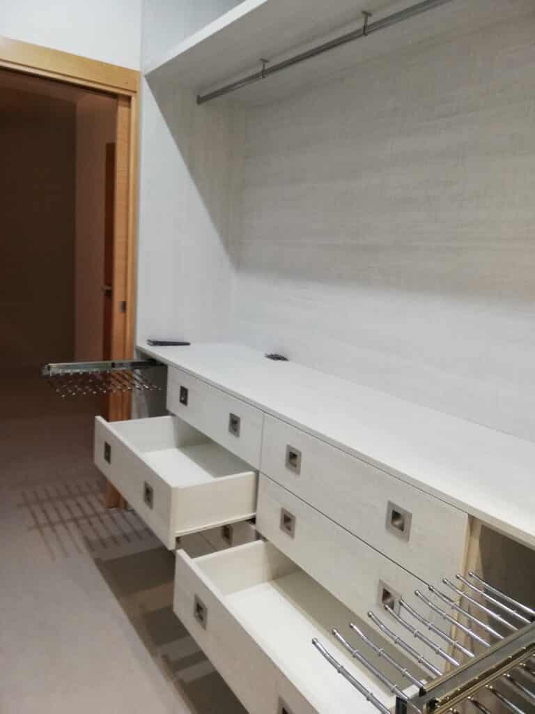 Ébano Galería - Vestidor blanco a medida