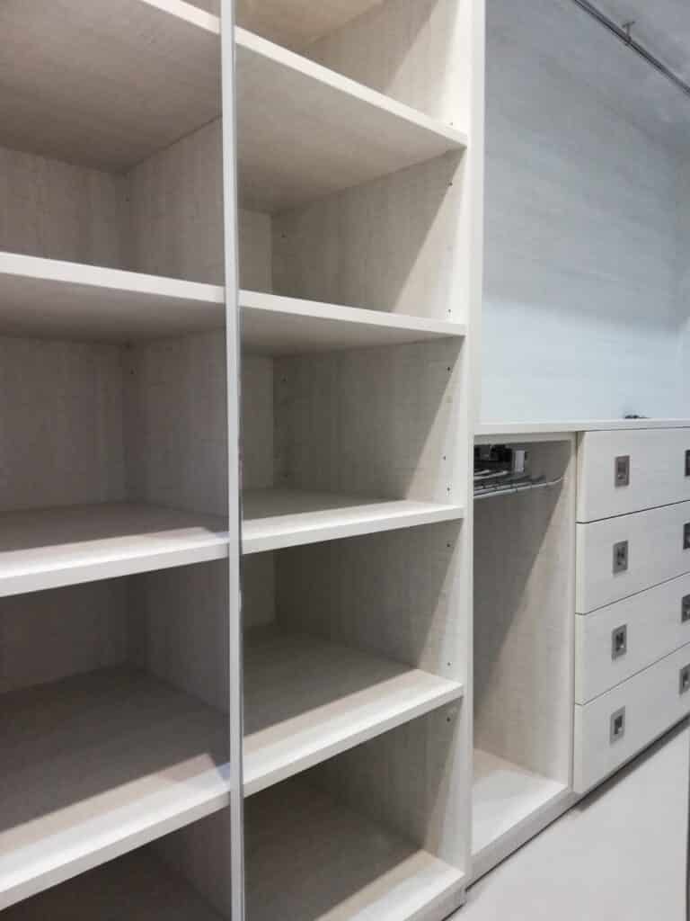 Vestidor a medida con puerta corredera de espejo — foto 6 — Ébano Galería