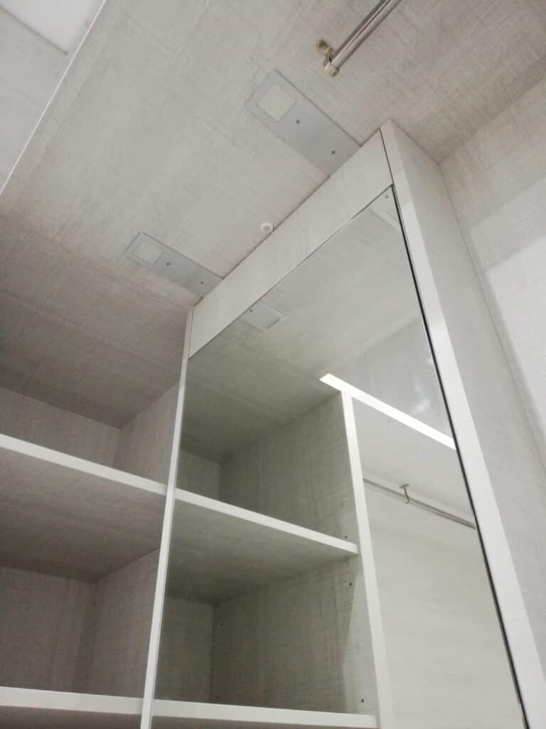 Vestidor a medida con puerta corredera de espejo — foto 7 — Ébano Galería