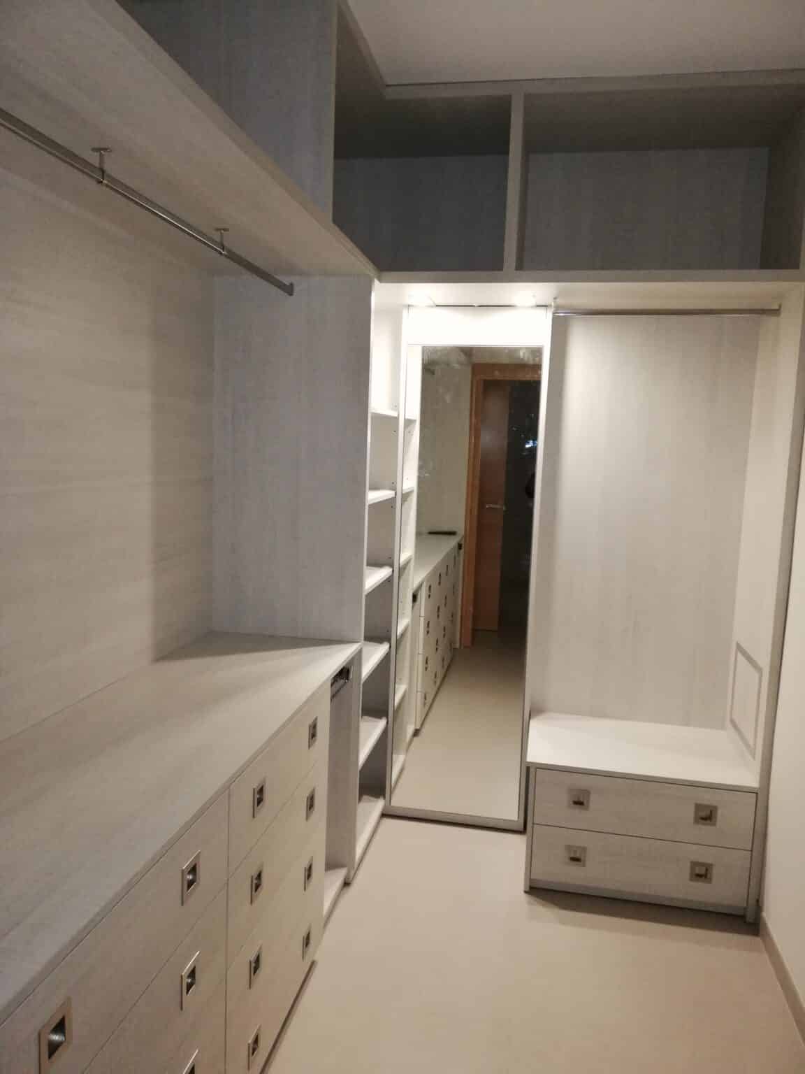 Vestidor a medida con cajoneras y baldas