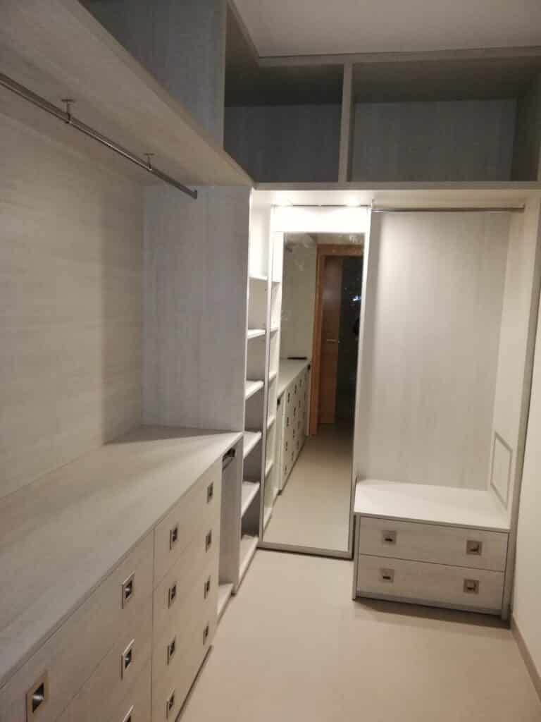 Vestidor a medida con puerta corredera de espejo — foto 2 — Ébano Galería