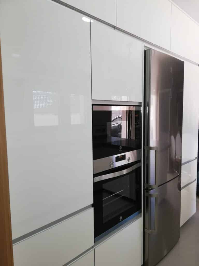 Columnas de cocina en blanco brillo — foto 1 — Ébano Galería